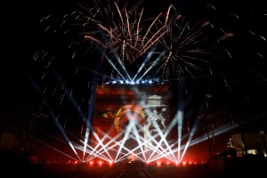 1月1日，法国巴黎凯旋门燃放烟花。图：路透社
