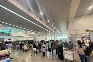 新山一国际机场T3航站楼元旦当天客流如织。 图：国雄