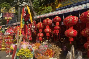 胡志明市装饰配件街进入了一年中最繁忙的经营旺季。图：丁当