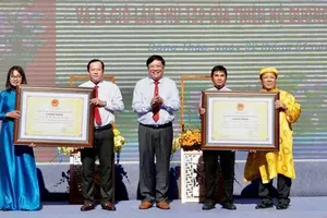 同塔省人委会主席范成义颁发国家级非物质文化遗产证书。