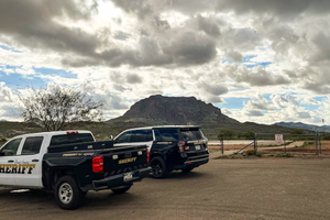 亚利桑那州苏必利尔以南的电报峡谷附近发生直升机坠毁事故，当局对此做出响应。图：互联网