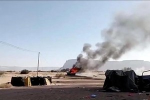 1月2日发布的社媒视频截图显示，沙特阿拉伯空袭也门赛文地区的南方过渡委员会（STC）阵地。 图：路透社