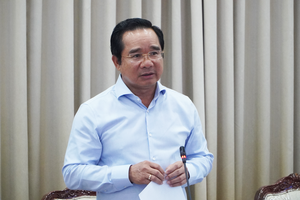 胡志明市人委会主席阮文得发表会议开幕讲话。