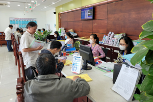 胡志明市干部、公务员竭诚指引市民办理行政手续。图：晋盛