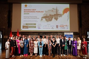 瑞秋·阮·伊森施密德女士（身着粉色长衫）参加瑞士—越南经济论坛（SVEF）一项活动。图：越通社