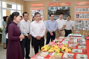 阮福禄同志听取关于濠庄乡胡志明文化空间的介绍。图：文明