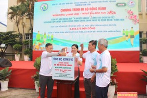 代表们在步行活动现场捐赠春节关爱经费。