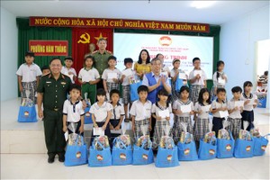 胡志明市工作团向受2025年底洪涝灾害影响的学生赠送礼品。图：阮清