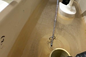 Centana公寓B栋住户家中生活用水出现的油垢浮膜。图：Đ.P