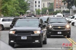 2023年8月3日，美国总统特朗普在首都华盛顿一家联邦法院出庭应诉，对试图推翻2020年总统大选结果的指控表示不认罪。图为结束出庭后，特朗普车队驶离联邦法院。