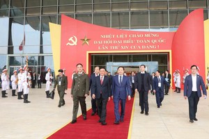 党中央书记处常务书记陈锦秀主持党“十四大”服务工作总检查。图：越通社