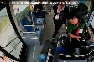 巴士司机在行驶中突发中风。图：截自视频。