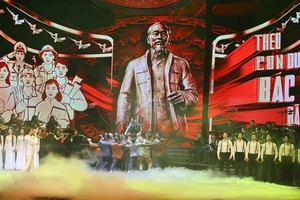 《坚定信念永远跟党走》特别政论艺术音乐会上的一个节目。 图：越通社