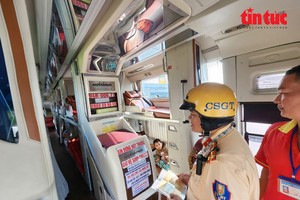 交警力量在胡志明市出入通道检查客运活动。图：孟灵