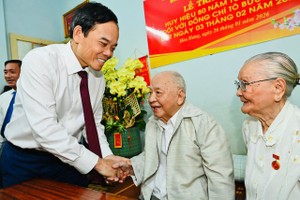 胡志明市市委书记陈留光颁发80年党龄纪念章