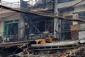 平东坊4间房屋火灾现场。