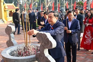 国会主席陈青敏诚敬上香缅怀国会常委会主任裴朋团。图：林显