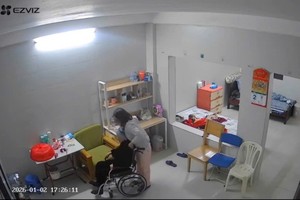 从视频截取的该女佣与黄氏N.老人的画面。图：河内市公安