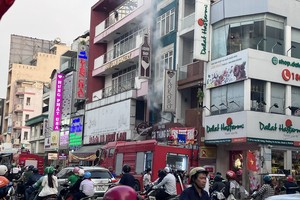 浓烟从酒类商店滚滚而出。