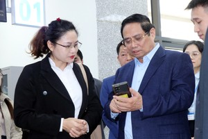 范明政总理视察广宁省公共行政服务中心。图：越通社