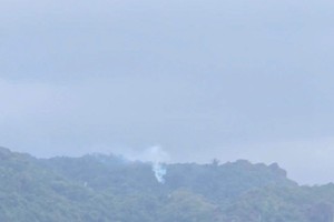 军机在山区坠毁 飞行员成功跳伞