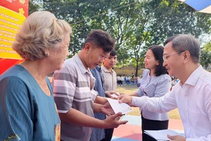 组委会向贫困民众赠送春节礼物。