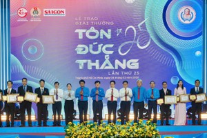 表彰获得第25届孙德胜奖的工程师与工人。图：黄雄