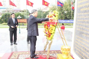 苏林总书记前往柬埔寨首都金边的柬越友谊纪念碑敬献花圈。图：越通社