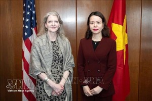 越南外交部副部长阮明姮与美国国务院政治事务副国务卿艾莉森·胡克。图：越通社