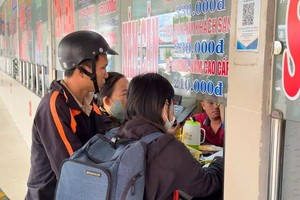 胡志明市西区车站购票咨询人群络绎不绝。