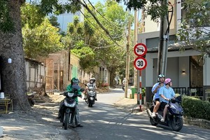 通往小山-陶逢山的海灯街上已设置汽车禁行标志。