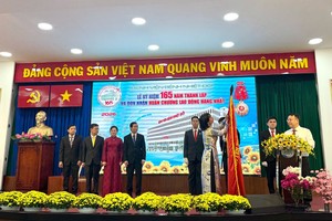 胡志明市热带病医院荣获一等劳动勋章。