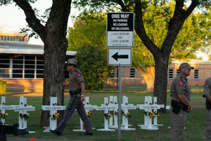 美国许多学校都加强了安保措施，以确保学生和教师的安全。图：华盛顿邮报