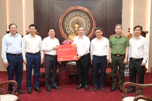 西宁省省委书记阮文决探望并向胡志明市党部、政府和人民致以新春祝贺。 图：文明