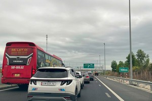 车辆在藩切–油曳高速公路上艰难移动。