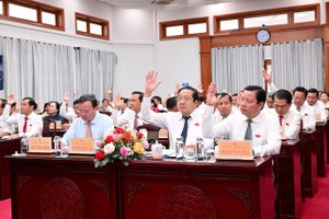 西宁省人民议会代表表决通过省规划调整决议。