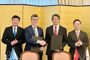 联合国教科文组织驻越南首席代表乔纳森·华莱士·贝克与伊藤直树大使签署项目实施协议。图：越通社