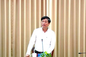 胡志明市人民议会主席武文明在会上发表讲话。