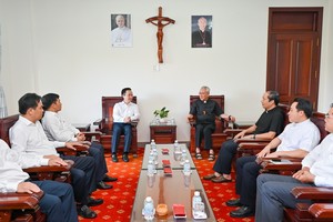 胡志明市领导代表团前来探望并向阮鸿山主教拜年的场景。