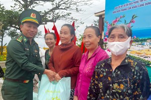 万祥乡民众领取边防部队的新年礼物。图：阮庄