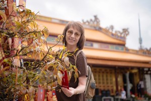 国际游客在顺化皇城参加“新春采绿”活动。