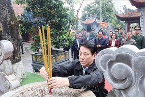 国家主席梁强及工作团在老街省上庙上香，祈求国泰民安。图：林庆