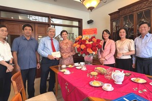 胡志明市人委会副主席陈氏妙翠探望并祝贺胡志明市创伤矫形医院肌肉骨骼病理科原科长黎志勇副教授、博士、医生。