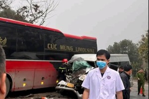 16座汽车车头凹陷变形。图：互联网