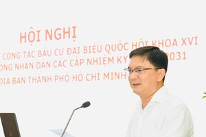 胡志明市人委会副主席阮孟强在培训会议上发表讲话。图：越勇