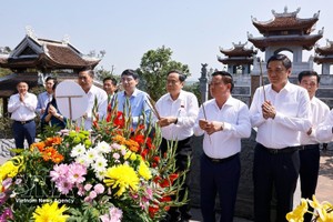 越南国会主席、国家选举委员会主席陈青敏同工作代表团在胡志明主席家祠——钟山祠上香缅怀胡志明主席。图：越通社