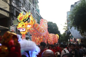 胡志明市元宵节的舞龙表演。