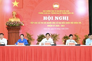 胡志明市市委书记陈留光及国会代表候选人与选民接触。图：越勇