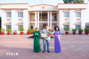 表彰及时施救坠入排污池男童的阮黄维。