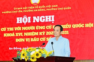 胡志明市市委书记陈留光报告了行动计划。图：越勇